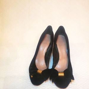 Vince camuto black velvet gold bow pumps